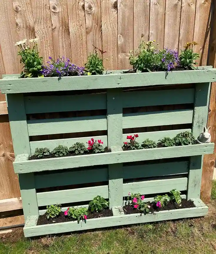 1 DIY Pallet Garden Planter