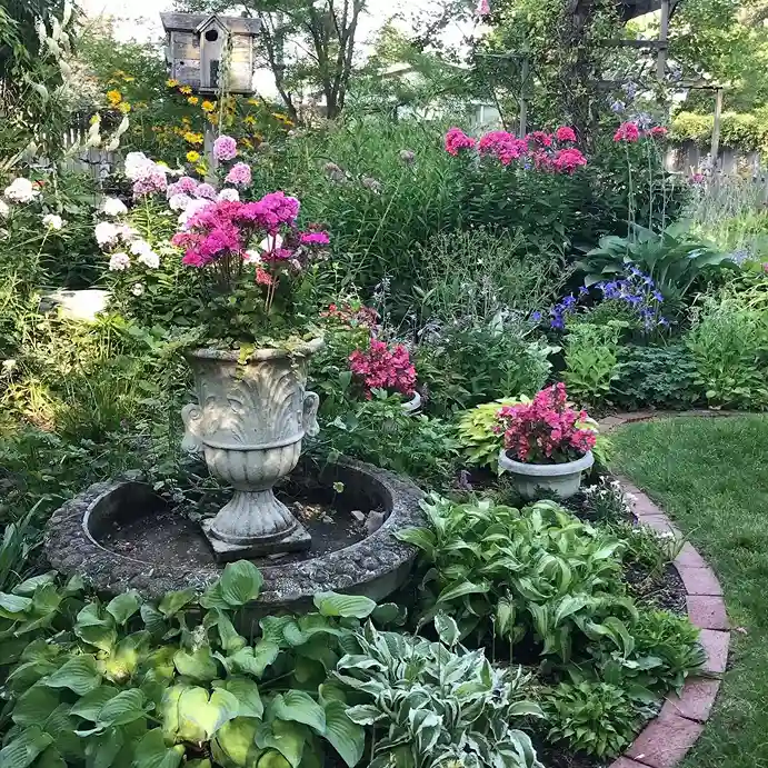 17 Using Hostas Near Fences for Privacy and Beauty